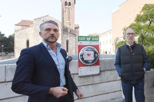 Il vicepresidente della Regione con delega alla Salute Riccardo Riccardi alla presentazione dell'installazione di sette defibrillatori dei parcheggi in struttura di Udine. A sinistra il direttore di Sistema sosta e mobilità Pierluigi Pellegrini